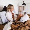 Frau liest ein Buch im Bett