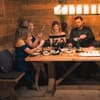 Bachelor 2021 Niko Griesert mit Kandidatinnen am Tisch