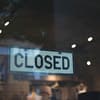 Corona Beschlüsse zu Ostern: Türschild mit Aufschrift "Closed"