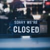 Corona Regeln an Ostern: Ladenschild mit Aufschrift "Closed"