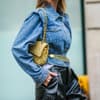 Jeansjacke mit Gürtel aus Gliederketten
