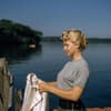 Frau aus den 50ern haelt eine Jacke