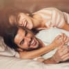 Paar liegt glücklich im BEtt