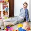 Mutter sitzt auf Boden