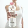 Frau hält Wasserflasche