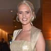 Sarah Knappik im goldenen Abendkleid