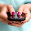 Frau haelt Handy