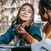 Zwei junge Frauen schauen sich an