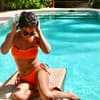 Frau im roten Bikini am Pool