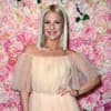 Valentina Pahde vor Rosenwand