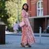 Frau trägt Blumenkleid