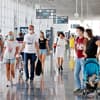 Delta-Variante: Urlauber*innen am Flughafen