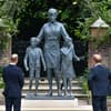 Prinz William und Prinz Harry vor der Diana Statue