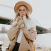 Horoskop: Frau mit Hut in Beige