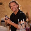 Paul Janke unterstützt die Singles bei Bachelor in Paradise einem offenen Ohr und frischen Drinks.