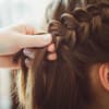 Haare werden geflochten
