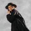 Horoskop Thema: Frau in schwarzer Jacke