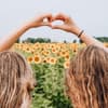 Horoskop September: Zwei Frauen im Feld