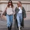 Zwei junge Frauen mit Jeans