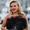 Evelyn Burdecki rote Lippen schwarzes Kleid 