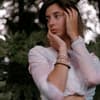 Horoskop: Frau guckt zur Seite
