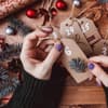 Frau bastelt Adventskalender