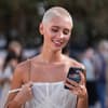 Blonde Frau mit einem Buzz Cut