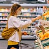 Corona: Frau mit Maske im Supermarkt