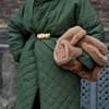 Oumayma Elboumeshouli mit Fake Fur Tasche