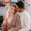 Horoskop Thema: Frau und Mann umarmen sich