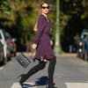 Frau trägt Herbstkleid 