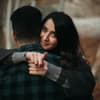Horoskop Thema: Frau und Mann umarmen sich