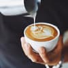 Kaffee mit Milch in der Tasse