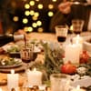 Weihnachtsessen Wein einschenken