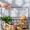 Einkaufskorb Supermarkt mit Lebensmitteln