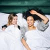 Horoskop: Zwei Frauen in einem Bett