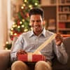 Mann öffnet ein Weihnachtsgeschenk