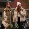 Freundinnen in Winterjacken Modetrend