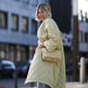 Kathrin Bommann trägt Steppmantel beige