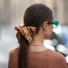 Pferdeschwanz mit großem Scrunchie