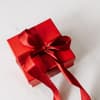 Geschenk mit roter Schleife