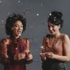 Zwei Frauen feiern Silvester 