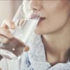 Frau trink Wasser - Abnehmen mit Tropfen