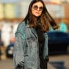 Frau trägt Jeansjacke