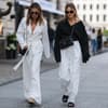 Influencerinnen tragen weite Hose 