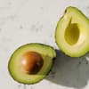 Avocadohälften auf Marmortisch