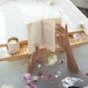 In Badewanne mit Buch