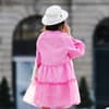 Frau im rosa Kleid