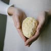 Menstruationsschwamm in Hand