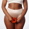 Frau mit Blume vor Vagine
